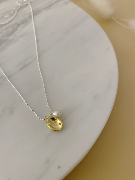 Freshwater Pearl & Oval Gold Pendant Necklace